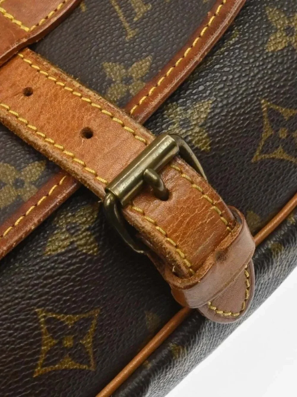 Louis Vuitton outside 	ab